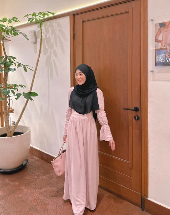 Wanita 27 tahun itu lebih sering menerapkan gaya hijab panjang menutup dada. Penampilannya selalu terlihat elegan dan bersahaja. Foto: Dok. Instagram Larissa Chou