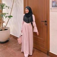 Wanita 27 tahun itu lebih sering menerapkan gaya hijab panjang menutup dada. Penampilannya selalu terlihat elegan dan bersahaja. Foto: Dok. Instagram Larissa Chou