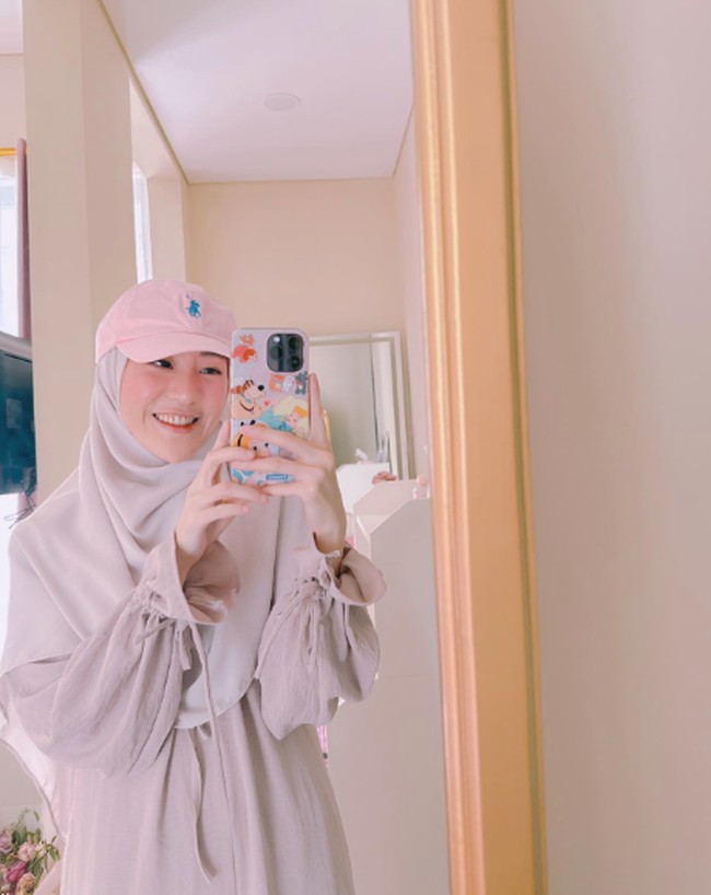 Ada pula momen Larissa Chou sedikit tampil boyish dengan memakai topi merah muda. Namun tetap cantik dan elegan ya? Foto: Dok. Instagram Larissa Chou