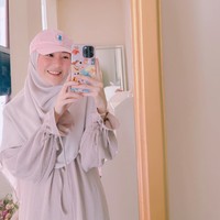 Ada pula momen Larissa Chou sedikit tampil boyish dengan memakai topi merah muda. Namun tetap cantik dan elegan ya? Foto: Dok. Instagram Larissa Chou