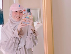 8 Gaya Hijab Serba Pink Larissa Chou yang Baru Lepas Status Single Mom