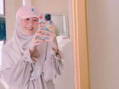 8 Gaya Hijab Serba Pink Larissa Chou yang Baru Lepas Status Single Mom