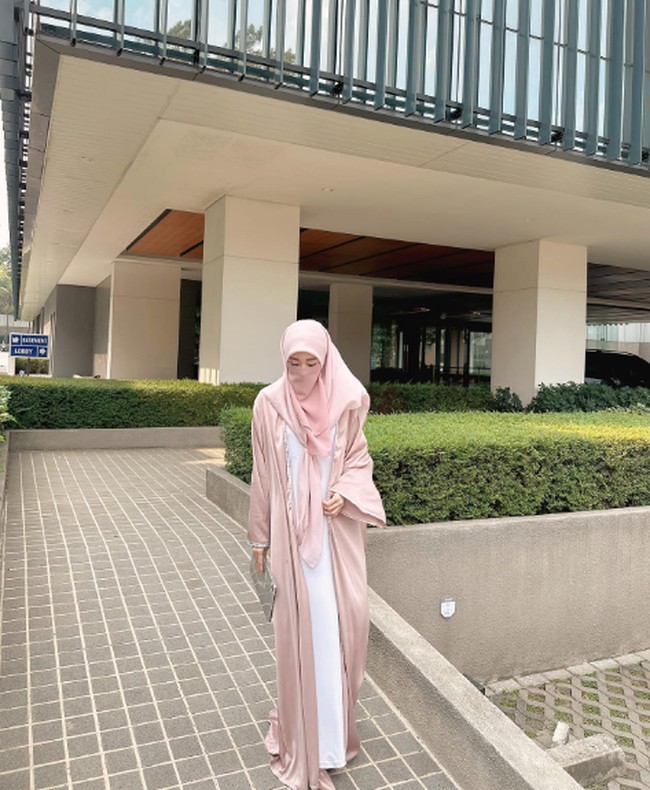 Dress panjang menjadi andalan untuk berpergian sehari-hari. Warna merah muda memang cocok untuk Larissa Chou yang berkulit putih. Foto: Dok. Instagram Larissa Chou
