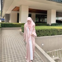 Dress panjang menjadi andalan untuk berpergian sehari-hari. Warna merah muda memang cocok untuk Larissa Chou yang berkulit putih. Foto: Dok. Instagram Larissa Chou