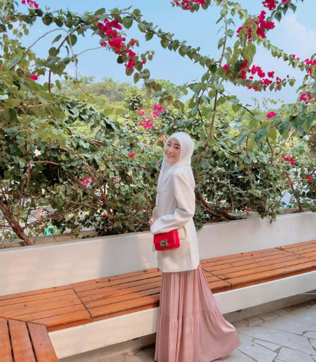 Mantan istri Alvin Faiz itu juga sering memadupadankan busana yang kasual serta syar’i. Gaya hijab polos menutup dada tentu menjadi andalan. Foto: Dok. Instagram Larissa Chou