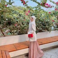 Mantan istri Alvin Faiz itu juga sering memadupadankan busana yang kasual serta syar’i. Gaya hijab polos menutup dada tentu menjadi andalan. Foto: Dok. Instagram Larissa Chou