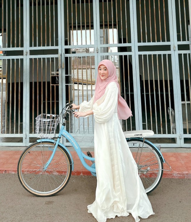 Selain warna pink, tampaknya warna busana putih menjadi favorit Larissa Chou. Warna-warna cerah ini memang cocok untuk wanita berkulit putih. Foto: Dok. Instagram Larissa Chou