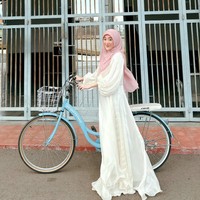 Selain warna pink, tampaknya warna busana putih menjadi favorit Larissa Chou. Warna-warna cerah ini memang cocok untuk wanita berkulit putih. Foto: Dok. Instagram Larissa Chou