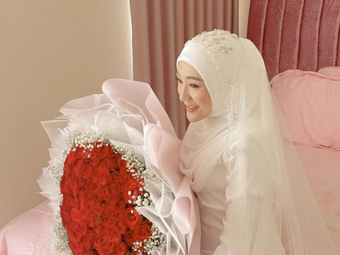 Gaya Larissa Chou menggunakan model hijab dan gaun ala pengantin Melayu.