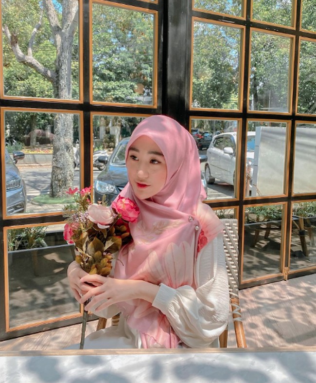 Larissa Chou bercerai dengan Alvin Faiz pada 2021 dan kini sudah mantap menikah lagi. Larissa Chou pun telah meminta izin menikah kepada putranya sebelum akhirnya resmi dinikahi Ikram Rosadi. Foto: Dok. Instagram Larissa Chou