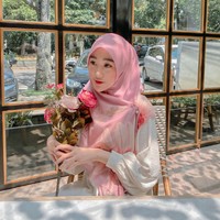 Larissa Chou bercerai dengan Alvin Faiz pada 2021 dan kini sudah mantap menikah lagi. Larissa Chou pun telah meminta izin menikah kepada putranya sebelum akhirnya resmi dinikahi Ikram Rosadi. Foto: Dok. Instagram Larissa Chou