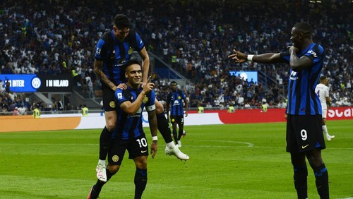 Soccer Football - Serie A - Inter Milan v Fiorentina - San Siro, Milan, Italy - September 3, 2023 Inter Milans Lautaro Martinez celebrates scoring their second goal with Alessandro Bastoni and Marcus Thuram REUTERS/Massimo Pinca