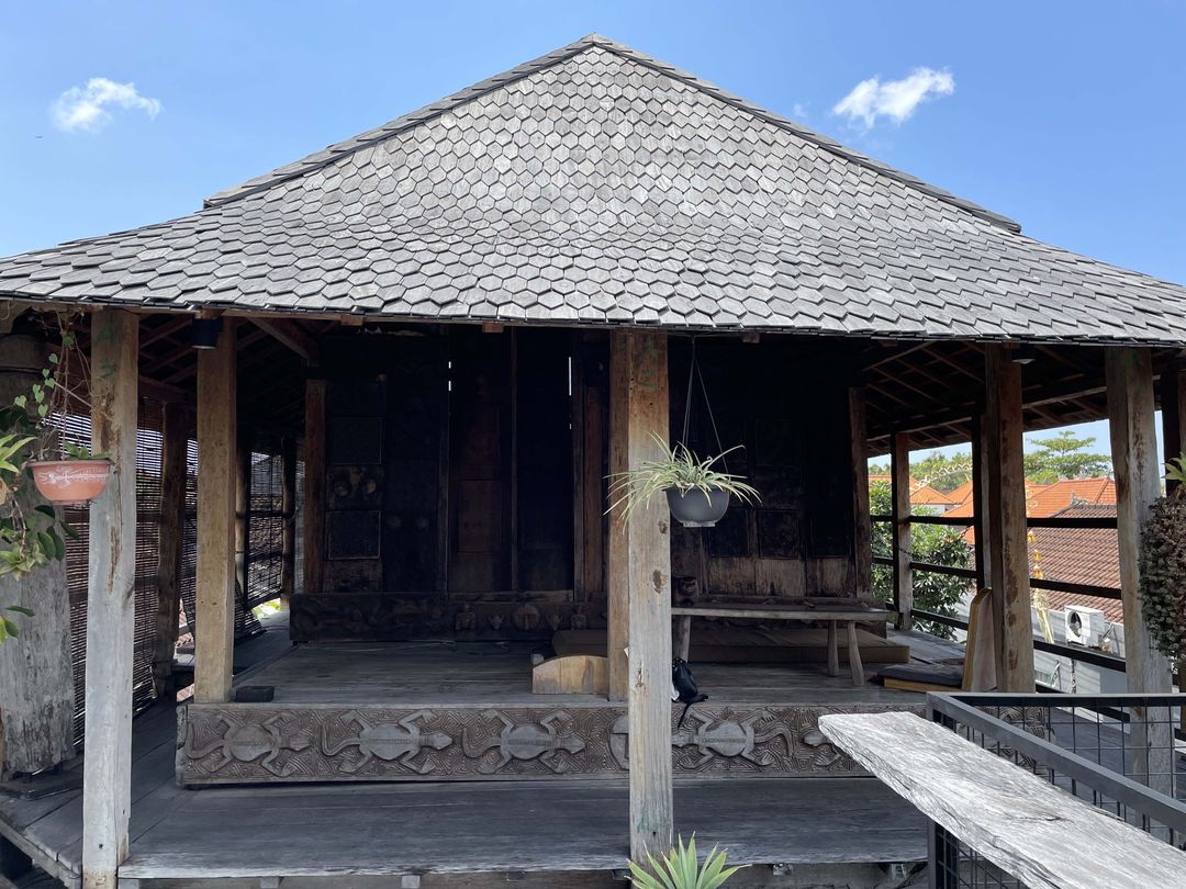 Tampak berbeda dari kafe yang pada umumnya mengambil konsep modern dan minimalis. Di Bali terdapat satu kafe unik yang berkonsep barang antik. Namanya Leo Antiques & Coffee.