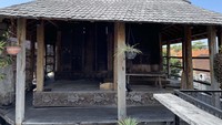 Terletak di tengah Kota Denpasar, Leo Antiques & Coffee memiliki daya tarik tersendiri bagi traveler pecinta barang antik dan tentunya tak boleh dilewatkan. Sudah berdiri selama kurang lebih empat tahun sejak 2019, Leo Antiques & Coffee selalu berhasil memukau setiap pengunjung dengan barang-barang antik dan dekorasinya.  