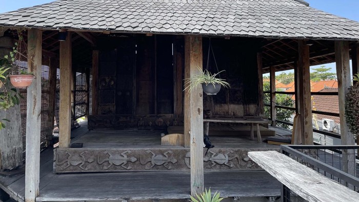 Leo Antiques & Coffee, Coffee Shop Unik dengan Dekorasi Antik di Bali Tampak berbeda dari kafe yang pada umumnya mengambil konsep modern dan minimalis. Di Bali terdapat satu kafe unik yang berkonsep barang antik. Namanya Leo Antiques & Coffee.