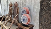 Di lantai pertama traveler akan disambut dengan interior yang mengesankan. Dekorasi barang-barang antik di setiap sudut bangunan membuat traveler melihat sisi berbeda dari tempat ini. Naik ke lantai dua, traveler akan dibuat terpukau dengan pajangan barang-barang antik yang unik nan besar. Tak sampai disana, traveler akan menemukan rumah belu dari Timor.  