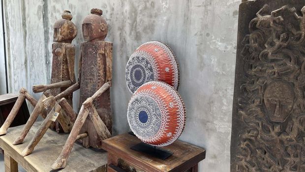 Tampak berbeda dari kafe yang pada umumnya mengambil konsep modern dan minimalis. Di Bali terdapat satu kafe unik yang berkonsep barang antik. Namanya Leo Antiques & Coffee.