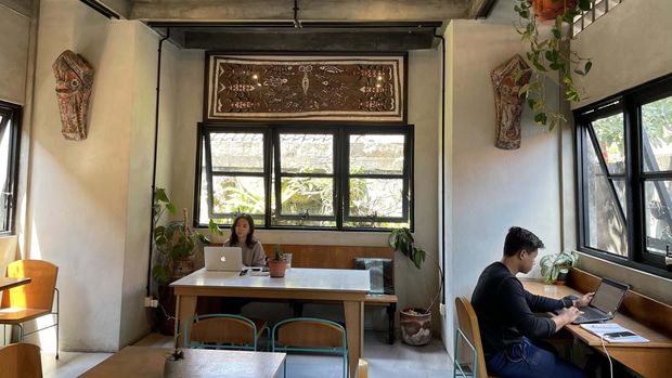 Tampak berbeda dari kafe yang pada umumnya mengambil konsep modern dan minimalis. Di Bali terdapat satu kafe unik yang berkonsep barang antik. Namanya Leo Antiques & Coffee.