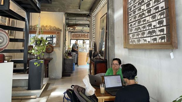 Tampak berbeda dari kafe yang pada umumnya mengambil konsep modern dan minimalis. Di Bali terdapat satu kafe unik yang berkonsep barang antik. Namanya Leo Antiques & Coffee.