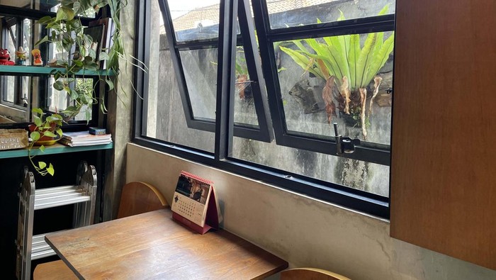 Leo Antiques & Coffee, Coffee Shop Unik dengan Dekorasi Antik di Bali Tampak berbeda dari kafe yang pada umumnya mengambil konsep modern dan minimalis. Di Bali terdapat satu kafe unik yang berkonsep barang antik. Namanya Leo Antiques & Coffee.