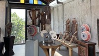 Sesuai dengan namanya, Leo Antiques & Coffee memiliki desain bangunan unik dan berbeda bila dibandingkan dengan kafe lainnya. Menggunakan interior yang dipenuhi oleh barang antik dan estetik membuat kafe ini tampak berbeda.  