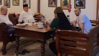 Salah satu yang pernah berkunjung secara khusus adalah La Nyalla Mattalitti. Limbad menemani mantan Ketua Umum PSSI dengan makan malam bersama. Foto: Instagram/limbadindonesia & Instagram/satekambingmasterlimbad