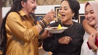 Tak lupa potongan tumpeng pertama diberikan kepada sang istri. Ia menyuapi romantis bagian pucuk tumpeng kepada istrinya. Foto: Instagram/limbadindonesia & Instagram/satekambingmasterlimbad