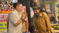 Pembukaan warung sate miliknya juga disambangi beberapa pejabat. Limbad menyambut sendiri tamu kehormatan yang datang ke warungnya. Foto: Instagram/limbadindonesia & Instagram/satekambingmasterlimbad