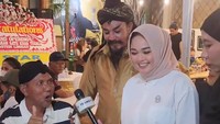 Warung sate bernama Sate Kambing Master Limbad ramai disambangi pelanggan. Ia tak sungkan untuk menyambut sendiri pelanggannya. Foto: Instagram/limbadindonesia & Instagram/satekambingmasterlimbad