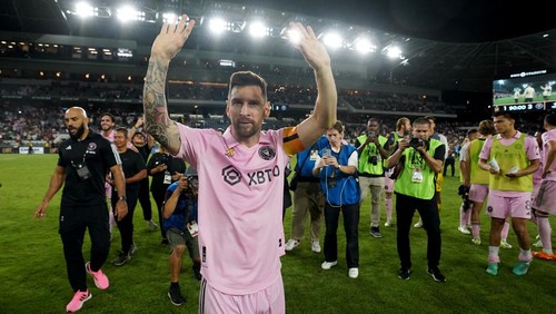 Sep 3, 2023; Los Angeles, California, USA; Inter Miami CF forward Lionel Messi (10) looks to fans after the game against the Los Angeles FC at BMO Stadium. Mandatory Credit: Kirby Lee-USA TODAY Sports