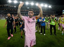 Lemparan Botol Sambut Messi di Markas Lawan