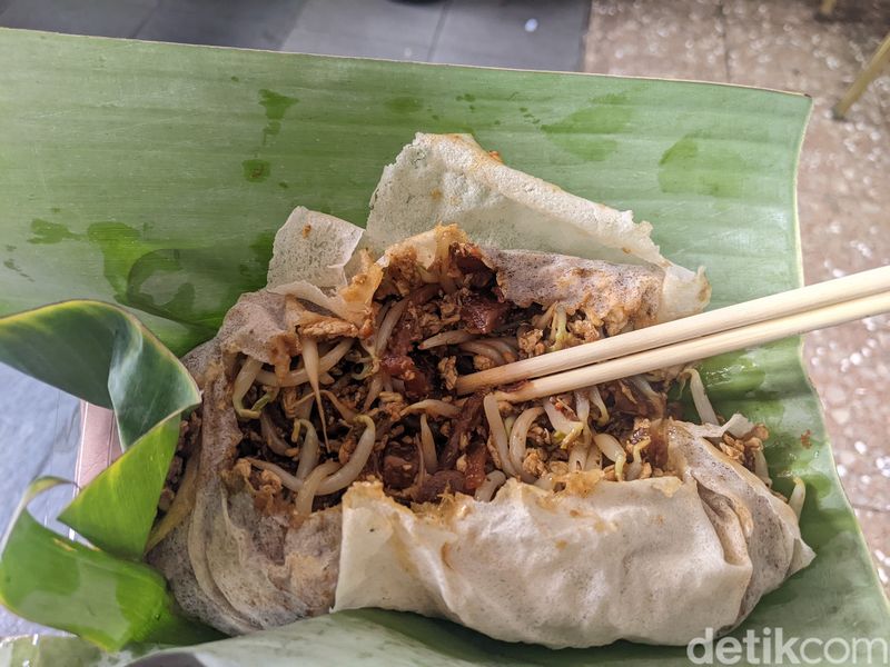 Lumpia Basah Tarbak di Bandung.