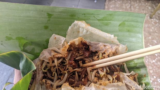 Lumpia Basah Tarbak di Bandung.