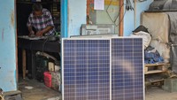 Kini setelah hampir lima tahun, Nur telah menginvestasikan uangnya untuk komponen-komponen PLTS off grid tidak kurang dari Rp10 juta. Usaha Nur tidak sia-sia. Efisiensi demi efisiensi terus dia tuai. Dari tagihan listrik PLN yang biasa dibayar Rp300.000-Rp400.000 per bulan, kini dia bisa menghemat hingga 50 persen. Bahkan, bengkel elektronik miliknya kini sepenuhnya menggunakan PLTS sebagai pemasok listrik sehari-hari.