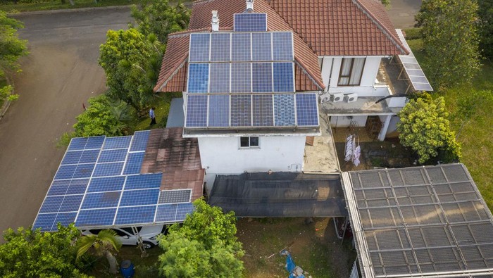 Panel-panel surya terpasang pada atap rumah Yohanes Bambang Sumaryo di Sawangan, Kota Depok, Jawa Barat.