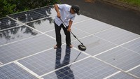 Berbeda dengan Nur Rohmandi, seorang warga Sawangan, Kota Depok, Jawa Barat, Yohanes Bambang Sumaryo mengawali penggunaan PLTS secara on grid (sistem PLTS terhubung dengan jaringan listrik utama PLN) pada 2014. Karena keterbatasan PLTS sistem on grid yang tidak bisa secara bebas menambah kapasitas produksi, mulai 2020 Yohanes memutuskan untuk mengalihkan sistem PLTS-nya dari on grid menjadi sistem off grid.