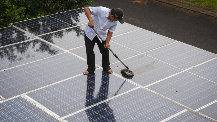 Panel-panel surya terpasang pada atap rumah Yohanes Bambang Sumaryo di Sawangan, Kota Depok, Jawa Barat.