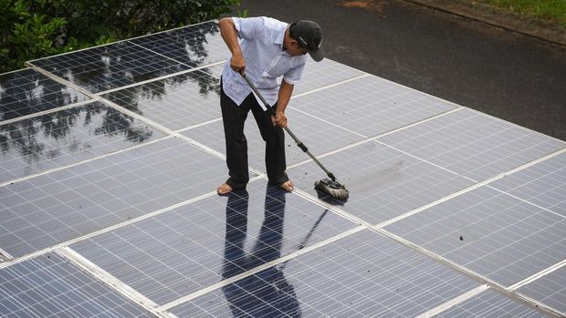 Panel-panel surya terpasang pada atap rumah Yohanes Bambang Sumaryo di Sawangan, Kota Depok, Jawa Barat.