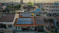 Merasa itu belum cukup, sejak 2017 dia pun juga memulai menjadikan PLTS atap sebagai sumber energi listrik di rumahnya. Bagi Riky, untuk mewujudkan lingkungan yang lebih baik harus dimulai dari dirinya sendiri baru selanjutnya dapat ditularkan ke orang lain. Setelah lima tahun menjadi pengguna PLTS atap, harapannya itu mulai membuahkan hasil. Beberapa tetangga rumahnya pun mulai mengikuti langkahnya.