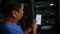 Sementara itu, seorang pengguna PLTS atap off grid dari Duren Sawit, Jakarta Timur, Riky memulainya dengan semangat untuk dapat berkontribusi menciptakan lingkungan yang lebih baik. Saya memimpikan langit Jakarta dapat kembali biru, tidak berkabut polusi seperti belakangan ini, kata Riky.