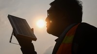 Dia mencontohkan Peraturan Menteri Energi dan Sumber Daya Mineral (ESDM) Nomor 26 Tahun 2021 tentang PLTS Atap yang saat ini tengah direvisi pemerintah. Salah satu hal yang diatur dalam revisi tersebut adalah penghapusan sistem ekspor listrik ke jaringan PLN yang selama ini bisa berfungsi sebagai pengurang tagihan listrik. Menurut Hafiz, revisi ini berpotensi menurunkan minat masyarakat untuk menggunakan PLTS atap.