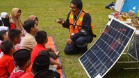 Senada dengan Riky, seorang pengguna PLTS atap off grid yang juga aktivis energi terbarukan, Hafiz Riza mengatakan penggunaan PLTS atap tidak melulu seputar efisiensi saja, tetapi juga terkait manfaat keberlanjutan bagi lingkungan alam dan manusia yang tinggal di dalamnya. Oleh karena itu, Hafiz melalui komunitas I Love Energi Surya, terus berupaya mengampanyekan pemanfaatan energi matahari, terutama kepada para generasi muda. Namun, apa yang diupayakan Hafiz maupun para penggiat energi surya lainnya tidak akan maksimal bila berjalan sendiri tanpa dukungan pemerintah.