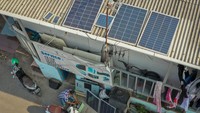 Bukan hal mudah bagi Nur Rohmandi untuk menjadi pengguna PLTS atap off grid. Harga komponen-komponen baru PLTS yang mencapai ratusan ribu hingga jutaan rupiah tersebut awalnya dirasa berat. Akan tetapi, hal itu tidak menghalangi Nur dalam mengembangkan pemanfaatan PLTS. Dia menyiasatinya dengan memasang komponen-komponennya secara mencicil dan sebagian dibeli dari barang bekas yang pastinya berharga lebih murah.