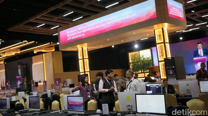 Suasana ruangan media center Konferensi Tingkat Tinggi ke-43 ASEAN 2023 di Jakarta Convention Center, Senayan, Senin (4/9/2023). Kementerian Komunikasi dan Informatika memberikan dukungan fasilitas dan pengelolaan media center dalam KTT ke-43 ASEAN 2023 yang beroperasi pada 2-8 September dengan daya tampung mencapai hingga 2.500 orang.