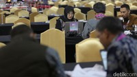 Media center Kominfo juga akan menyiapkan rilis dalam dua bahasa, foto dan video pack dalam dua bahasa, clean feed broadcast, bulletin, press briefing, dan journalist technical guidelines.  