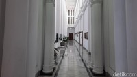 Untuk mencapainya, kami harus melewati tangga marmer lalu menemukan ruangan serba putih. Sekilas, kami sempatkan mengagumi arsitektur bangunan yang bergaya hybrid itu.