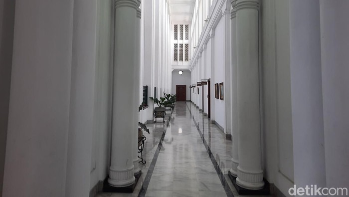 Menikmati Sisi Lain Bandung dari Puncak Gedung Sate Menikmati Sisi Lain Bandung dari Puncak Gedung Sate