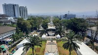 Setelah menaiki puluhan anak tangga, akhirnya sampai juga di puncak Gedung Sate. Kami dibuat takjub dengan pemandangan Kota Bandung yang tampak jelas dari atas sana.