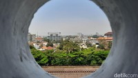 Selain itu, traveler juga dapat melihat Lapangan Gasibu hingga Monumen Perjuangan dari atas sana. Pemandangan ini sebenarnya akan tampak lebih indah di pagi hari.