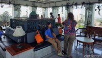 Naik lagi ke atas, pengunjung akan menemukan ruang kaca. Di dalamnya terdapat benda bersejarah yakni sirine yang dulunya digunakan untuk memperingatkan dari serangan musuh.